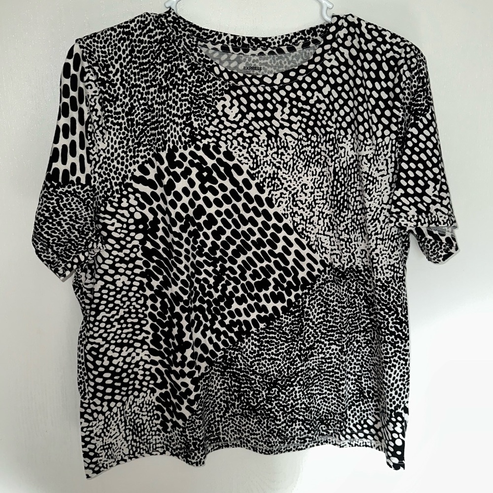 Express Women’s Black/White Pattern Skimming Tee Size L